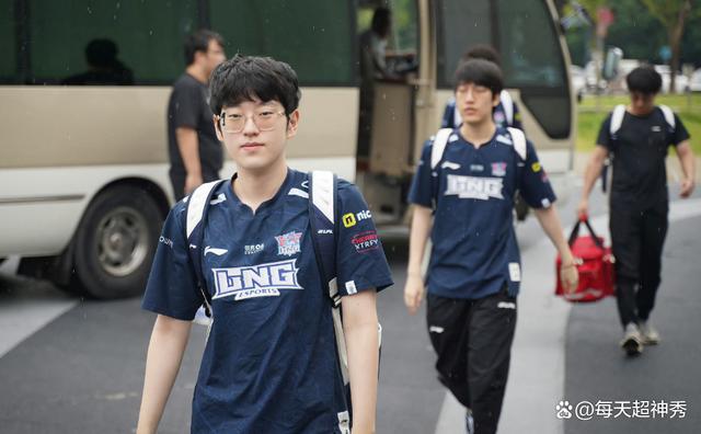 开云下载-关于FLY绝杀TL，JackeyLove拿下关键大龙焦点之战入围赛，技惊四座的信息